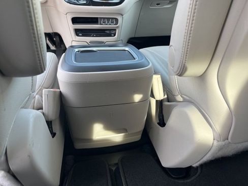 Used 2021 Chrysler Pacifica Touring-L w/ Uconnect Theater Family Group image 18