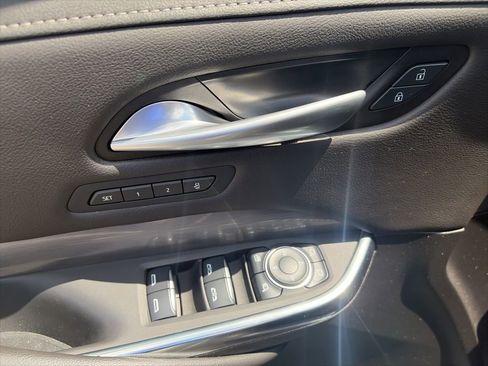 Used 2025 Cadillac XT4 Premium Luxury FWD image 17