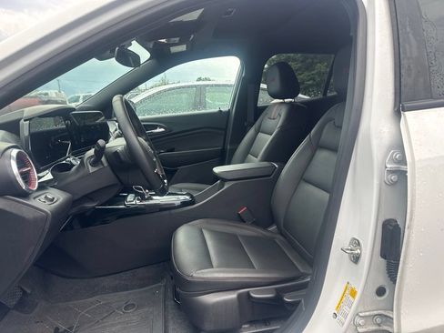 Used 2024 Chevrolet Trax RS w/ Sunroof Package FWD image 2