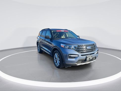 Used 2021 Ford Explorer XLT w/ Equipment Group 202A image 2