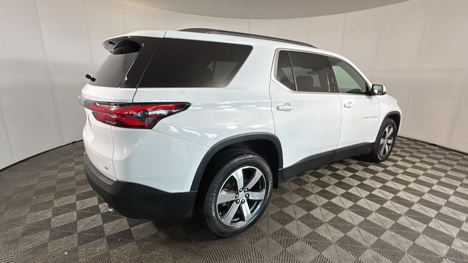 Used 2023 Chevrolet Traverse LT w/ LT Premium Package AWD/4WD image 3