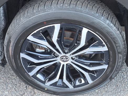 Used 2023 Toyota Crown XLE image 4