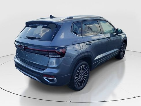 Certified 2025 Volkswagen Taos SE FWD image 31