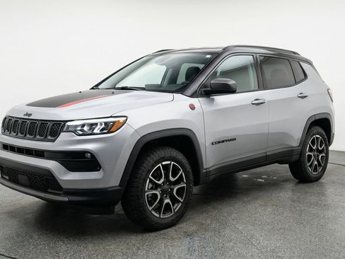 Used 2025 Jeep Compass Trailhawk image 3