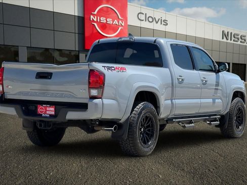 Used 2018 Toyota Tacoma TRD Sport AWD/4WD image 3