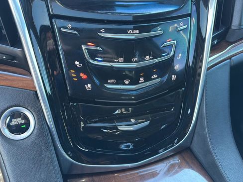Used 2017 Cadillac Escalade ESV Luxury image 16