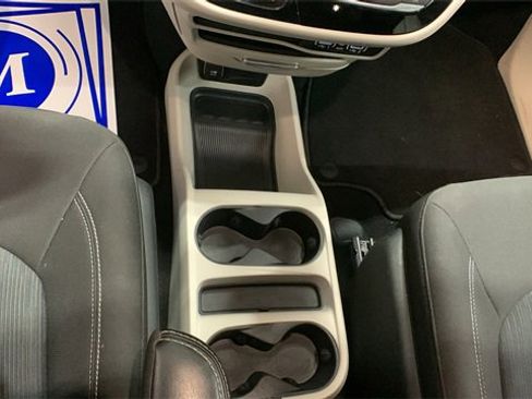 Used 2023 Chrysler Voyager LX image 11