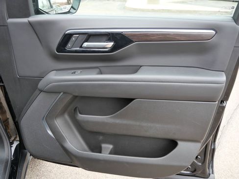 Used 2025 Chevrolet Suburban Z71 AWD/4WD image 13