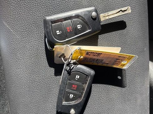 Used 2022 Toyota RAV4 LE w/ Carpet Mat Package (TMS) AWD/4WD image 22