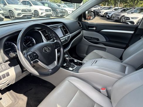 Used 2019 Toyota Highlander XLE FWD image 12