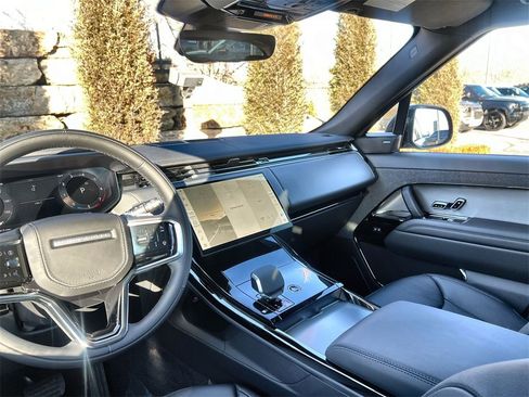 Used 2025 Land Rover Range Rover Sport image 13
