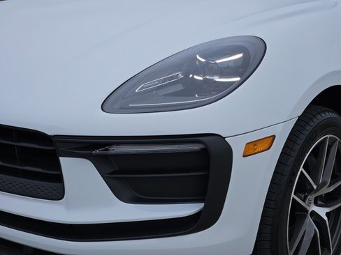 Certified 2026 Porsche Macan AWD/4WD image 12