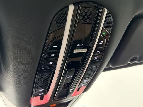 Used 2022 Porsche Cayenne AWD/4WD image 19