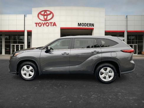 Used 2022 Toyota Highlander LE AWD/4WD image 7