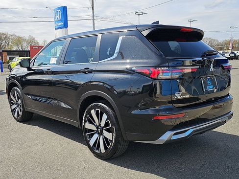 Used 2025 Mitsubishi Outlander SE image 6