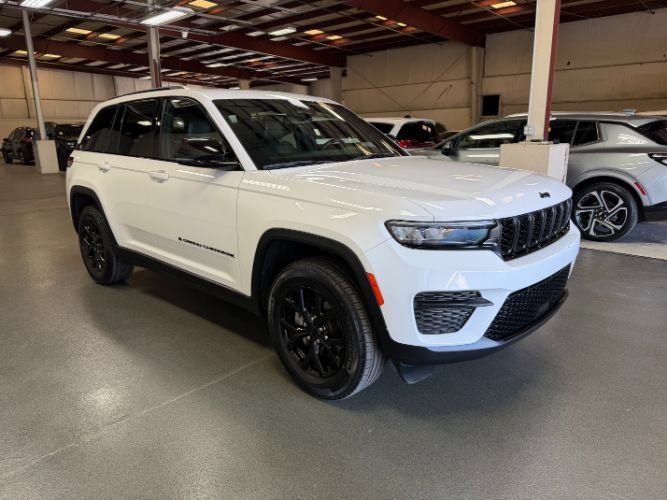 Used 2024 Jeep Grand Cherokee Altitude AWD/4WD image 4