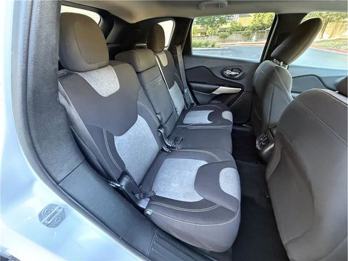 Used 2018 Jeep Cherokee Latitude AWD/4WD image 19