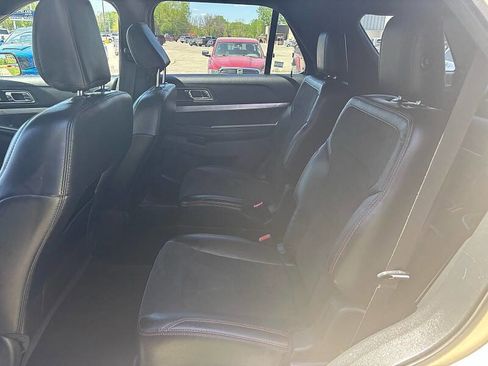 Used 2018 Ford Explorer XLT w/ Equipment Group 202A AWD/4WD image 12