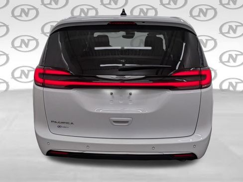 Used 2024 Chrysler Pacifica Touring-L FWD image 25