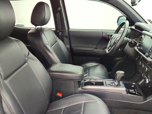 Used 2022 Toyota Tacoma TRD Sport w/ Technology Package image 21