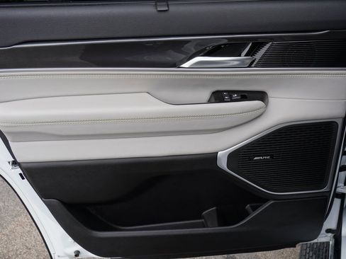 Used 2023 Jeep Wagoneer 4WD w/ Premium Group I image 27