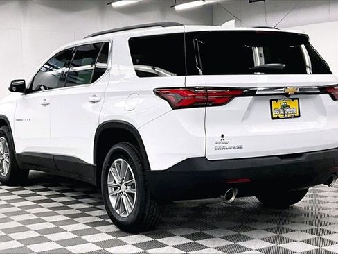 Used 2023 Chevrolet Traverse LT image 2