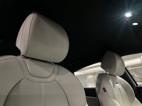 Used 2025 Genesis G70 2.5T image 17