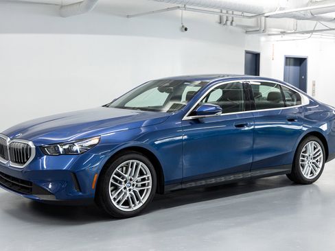 Used 2024 BMW 530i xDrive image 1