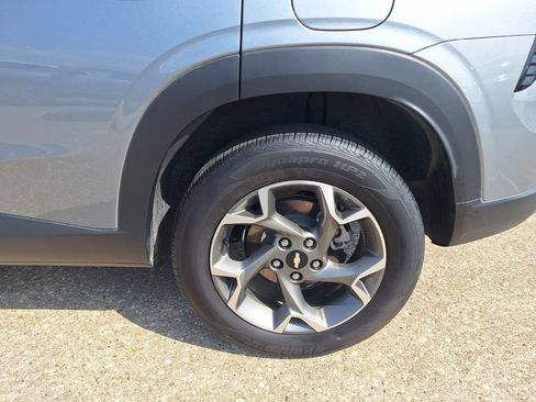 Used 2025 Chevrolet Trax LT FWD image 22