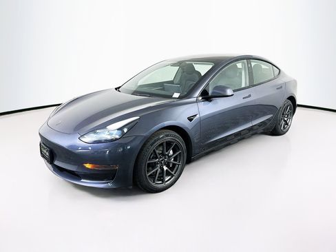 Used 2023 Tesla Model 3 Standard Range image 3