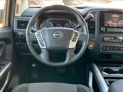Used 2024 Nissan Titan SV w/ SV Convenience Package image 6