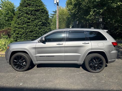 Used 2017 Jeep Grand Cherokee Altitude AWD/4WD image 7