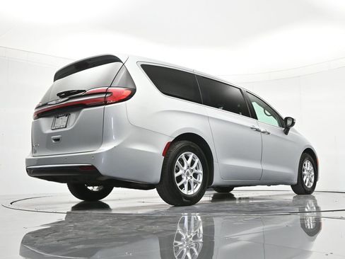 Used 2023 Chrysler Pacifica Touring-L FWD image 40