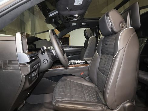 Used 2026 Cadillac Escalade ESV Platinum Sport w/ LPO, ONYX Package AWD/4WD image 24