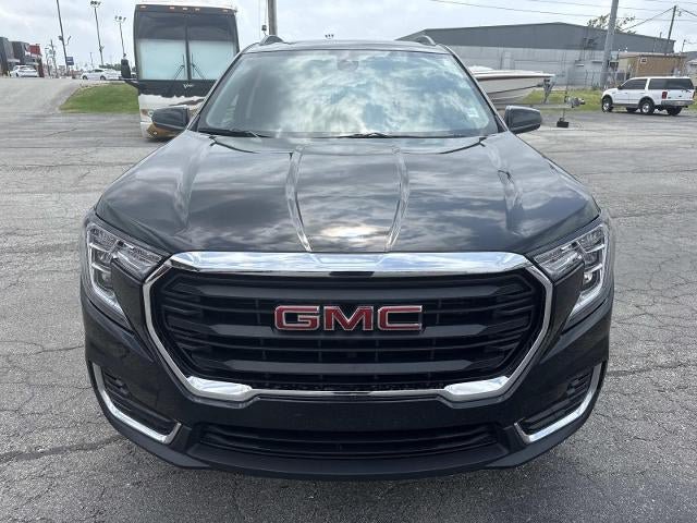 Used 2023 GMC Terrain SLE w/ Driver Convenience Package FWD image 2