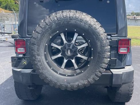 Used 2017 Jeep Wrangler Unlimited Sahara AWD/4WD image 10