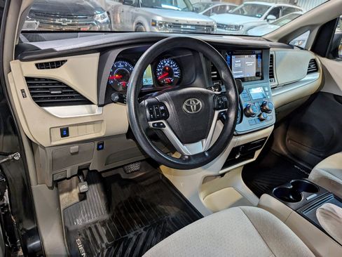 Used 2015 Toyota Sienna LE FWD image 15