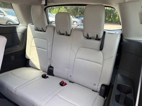 Used 2023 Nissan Pathfinder SL AWD/4WD image 17