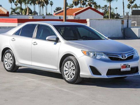 Used 2014 Toyota Camry LE image 4