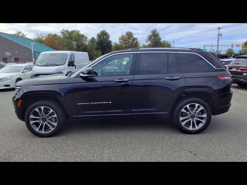 Used 2022 Jeep Grand Cherokee Overland w/ Advanced Protech Group III AWD/4WD image 5