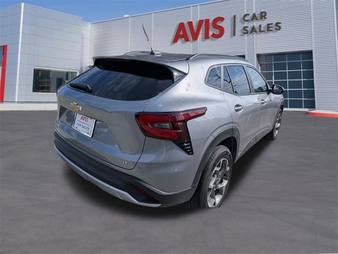 Used 2025 Chevrolet Trax LT w/ LT Convenience Package image 6