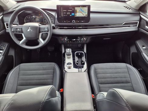 Used 2025 Mitsubishi Outlander SE image 11