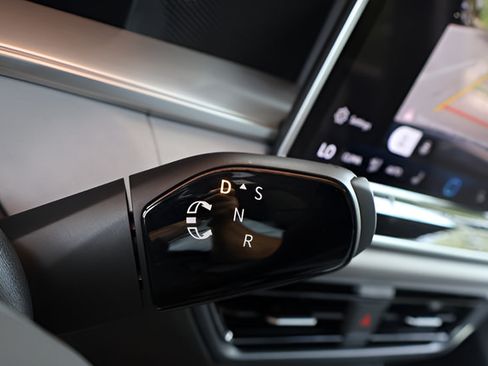Certified 2025 Volkswagen Tiguan SE R-Line AWD/4WD image 25