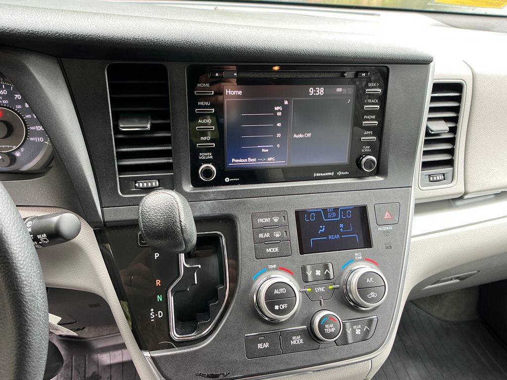 Used 2018 Toyota Sienna LE AWD/4WD image 16