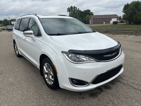 Used 2019 Chrysler Pacifica Limited w/ Advanced Safetytec Group FWD image 1