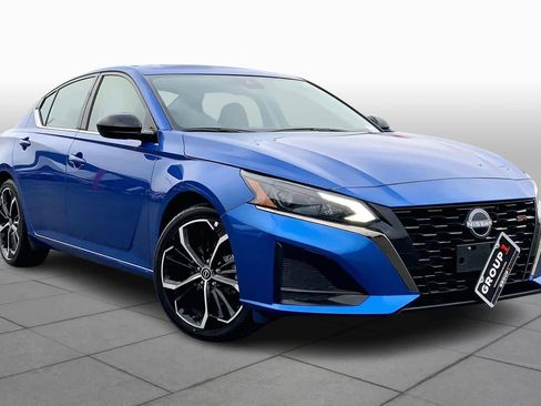 Used 2025 Nissan Altima 2.5 SR image 2