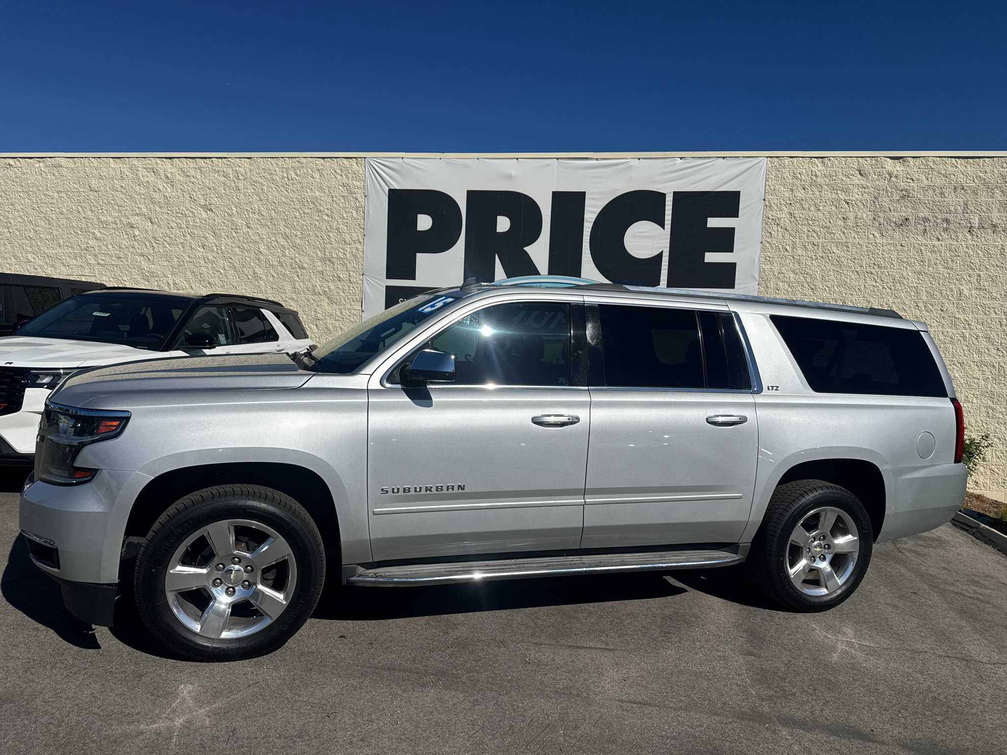 Used 2015 Chevrolet Suburban LTZ RWD image 2
