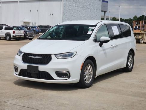 Used 2023 Chrysler Pacifica Touring-L image 3