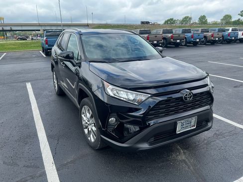 Used 2021 Toyota RAV4 XLE Premium image 3