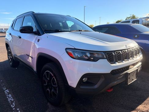 Used 2025 Jeep Compass Trailhawk AWD/4WD image 4